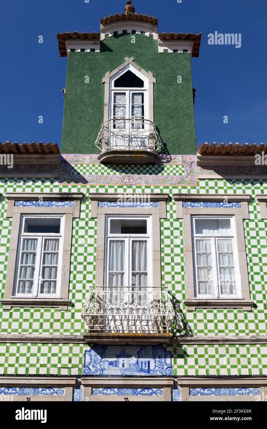 Des carreaux d'azulejos en céramique peinte ornent la façade d'une maison à Ilhavo, Beira Litoral, Portugal Banque D'Images