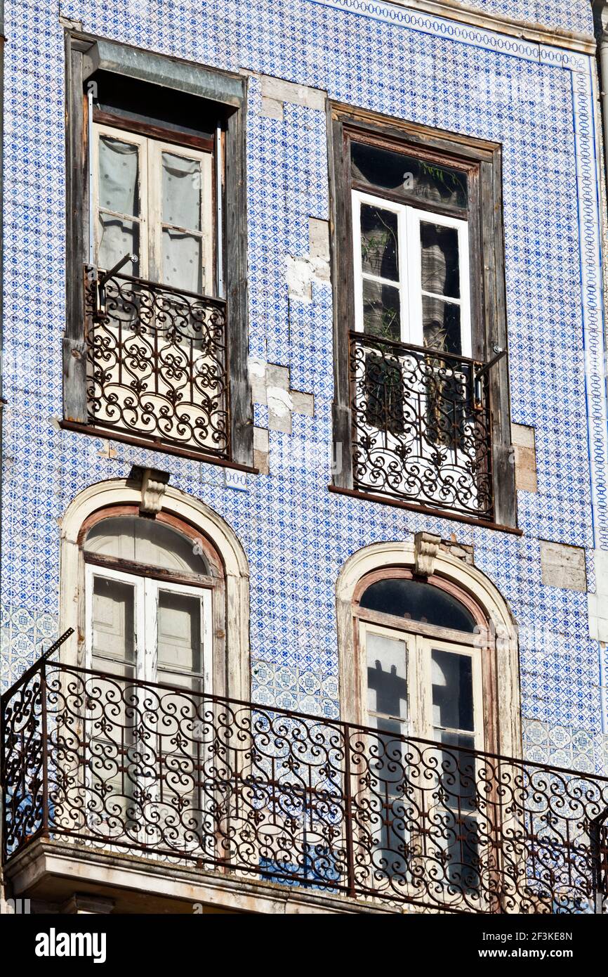 Azulejos céramique tuiles sur la façade d'une maison dans le centre historique de Coimbra, Beira Litoral, Portugal Banque D'Images