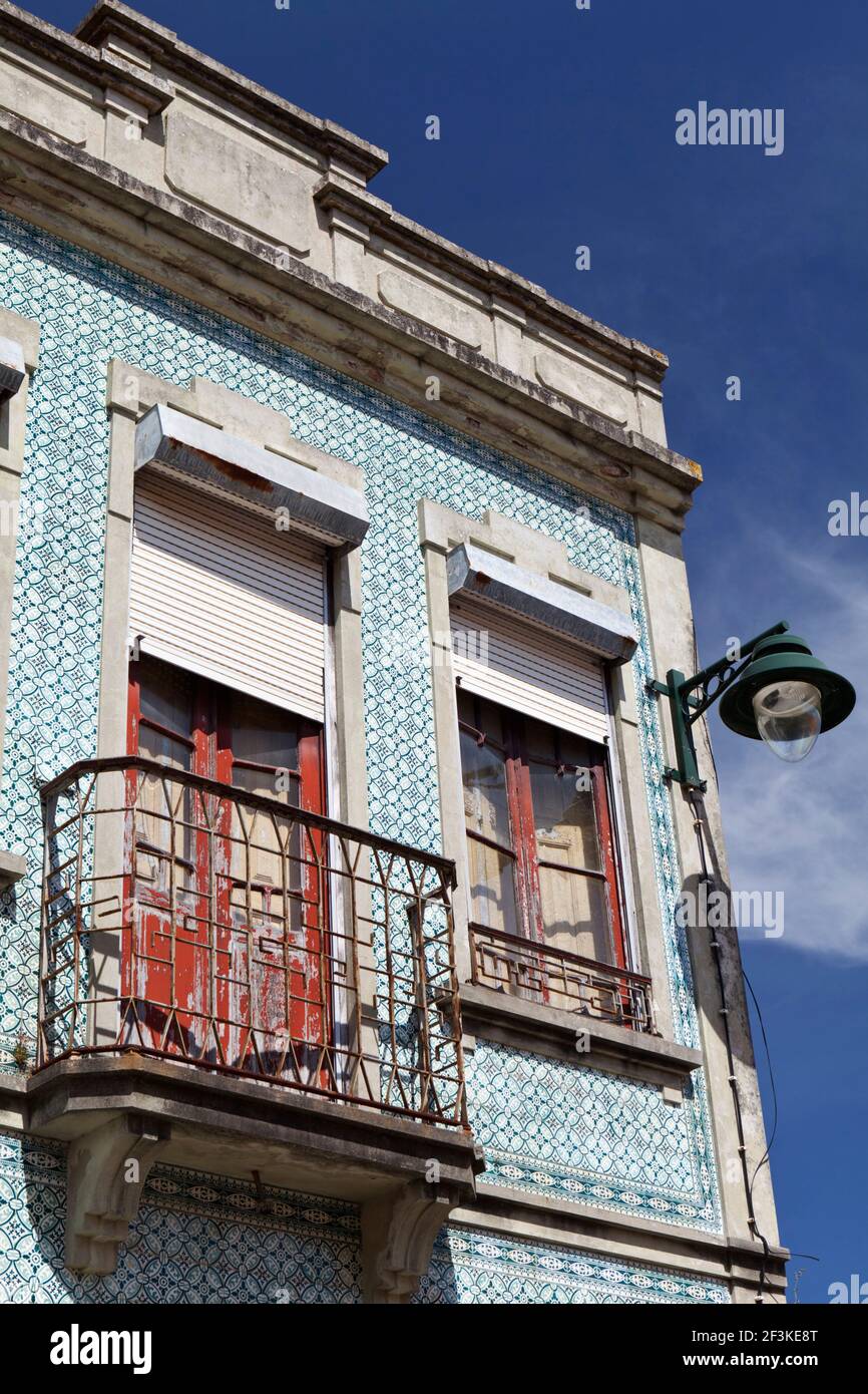 Des tuiles azulejos ornent la façade d'une maison traditionnelle à Ilhavo, Aveiro, Portugal Banque D'Images