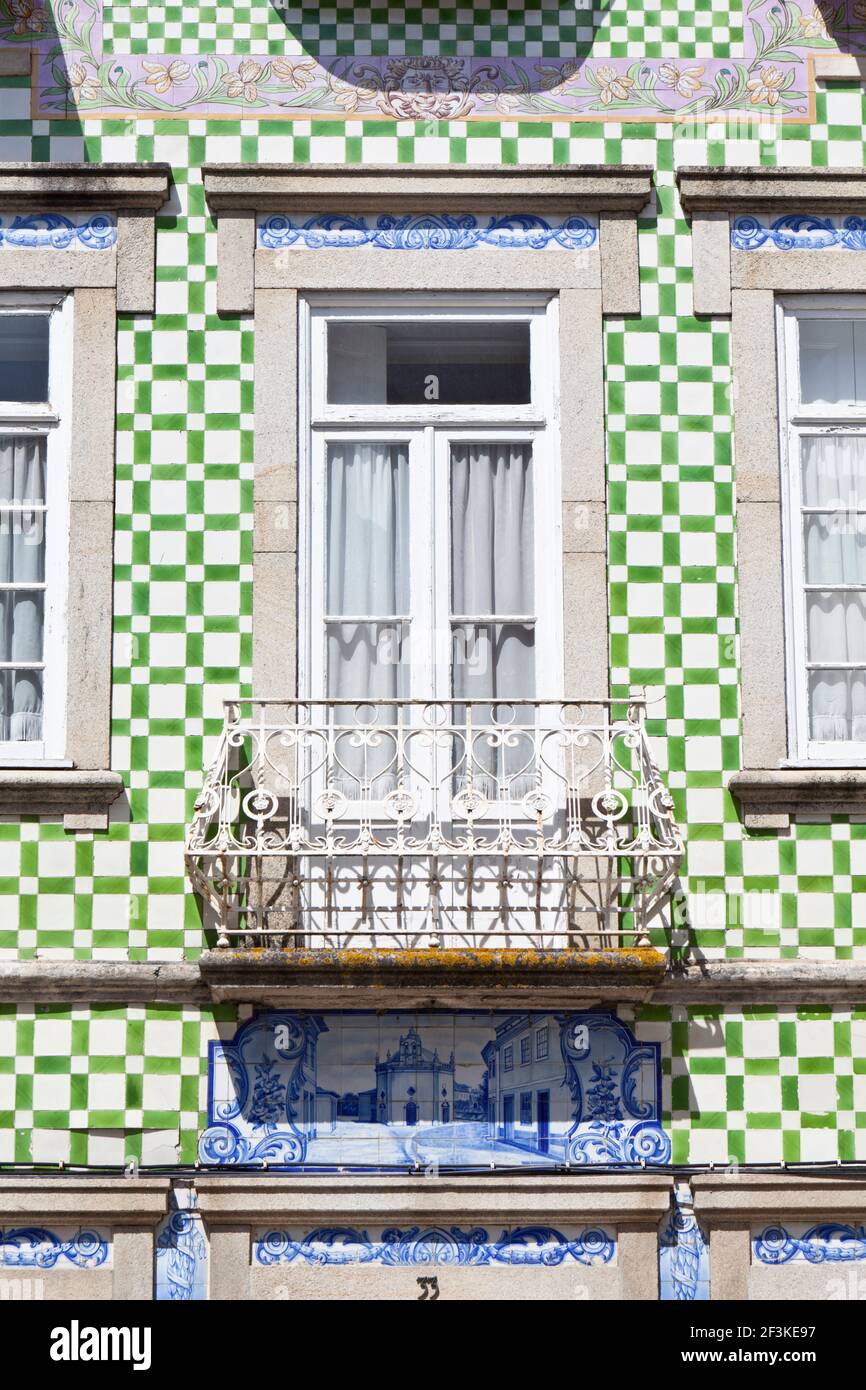 Des carreaux d'azulejos en céramique peinte ornent la façade d'une maison à Ilhavo, Beira Litoral, Portugal Banque D'Images
