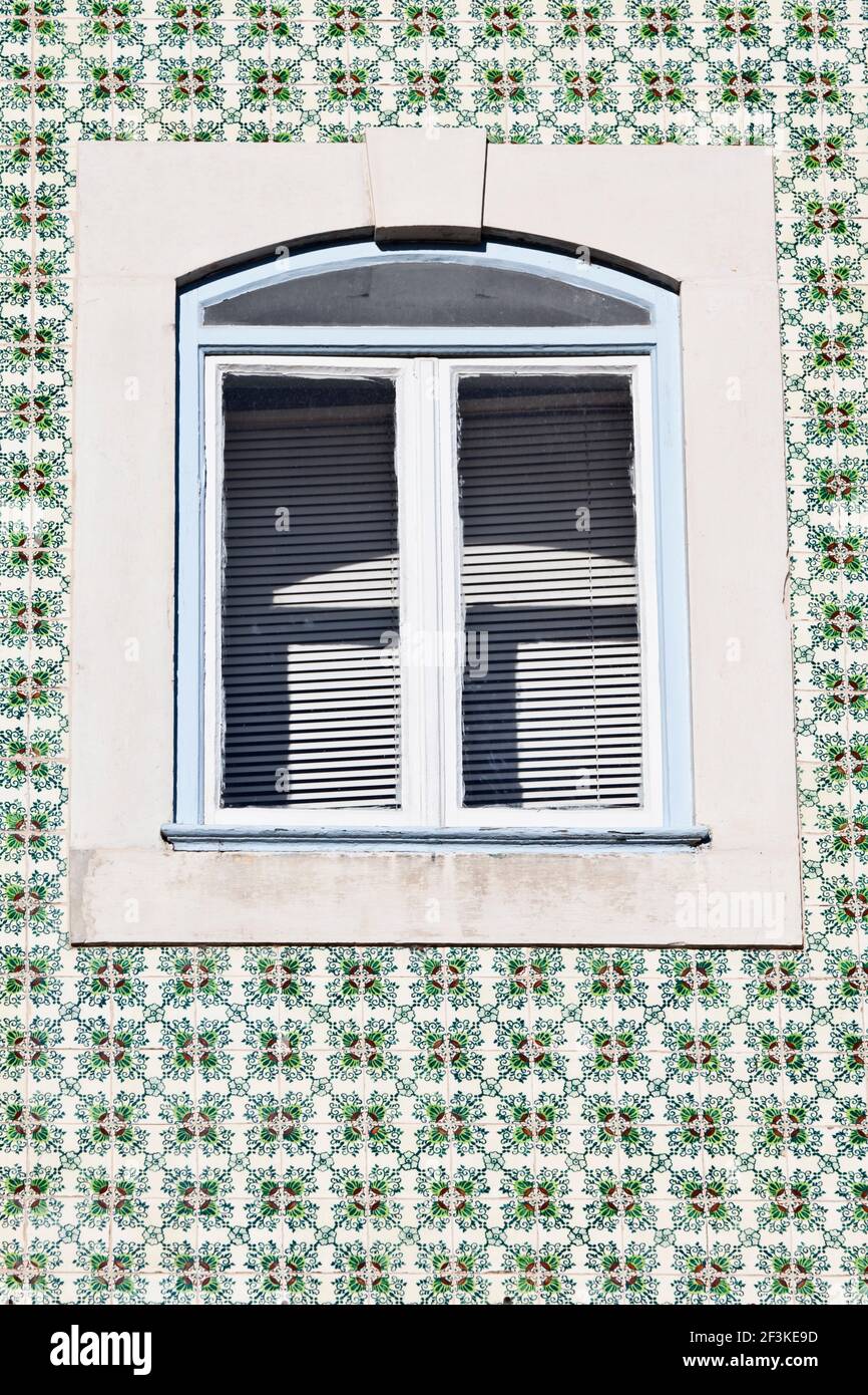 Carreaux en céramique peint azulejos ornent la façade d'une maison à Coimbra, Beira Litoral, Portugal Banque D'Images