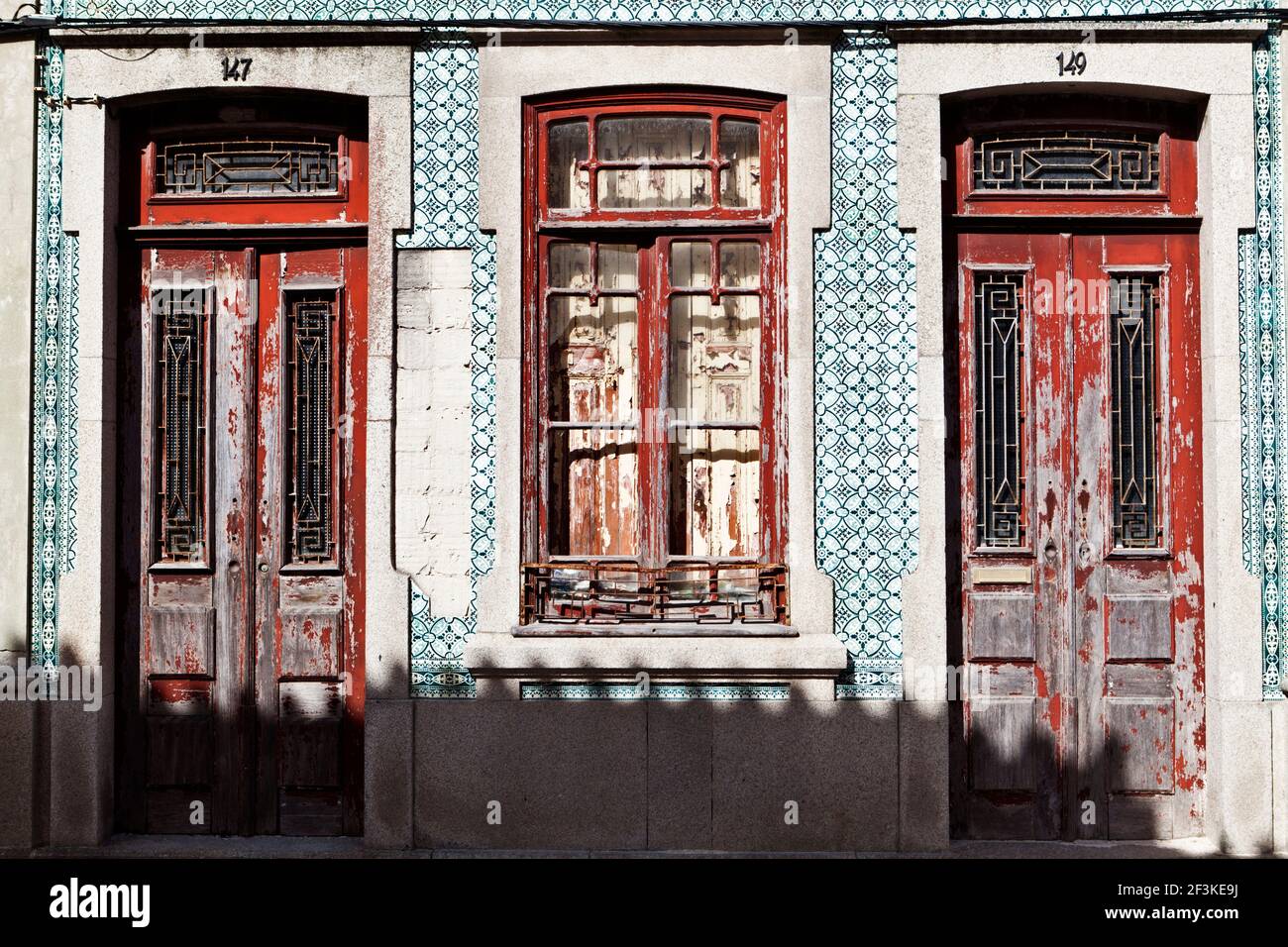 Carreaux céramiques azulejos ornent la façade d'une maison ancienne en Ilhavo, Beira Litoral, Portugal Banque D'Images