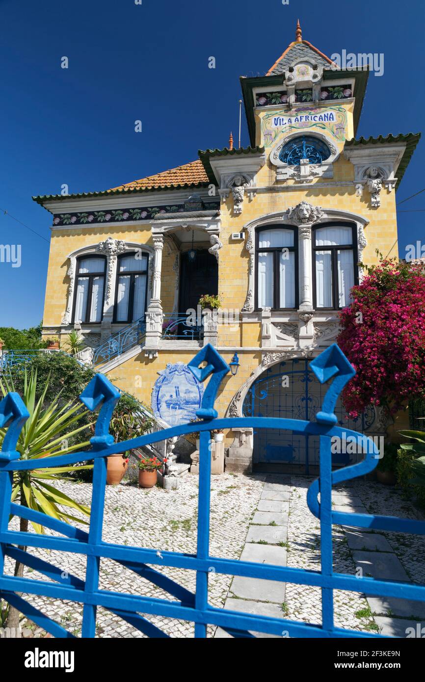 Des frises et des décorations de style Art nouveau ornent la façade de cette maison du début du XXe siècle « Vila Africana » à Aveiro, Portugal Banque D'Images