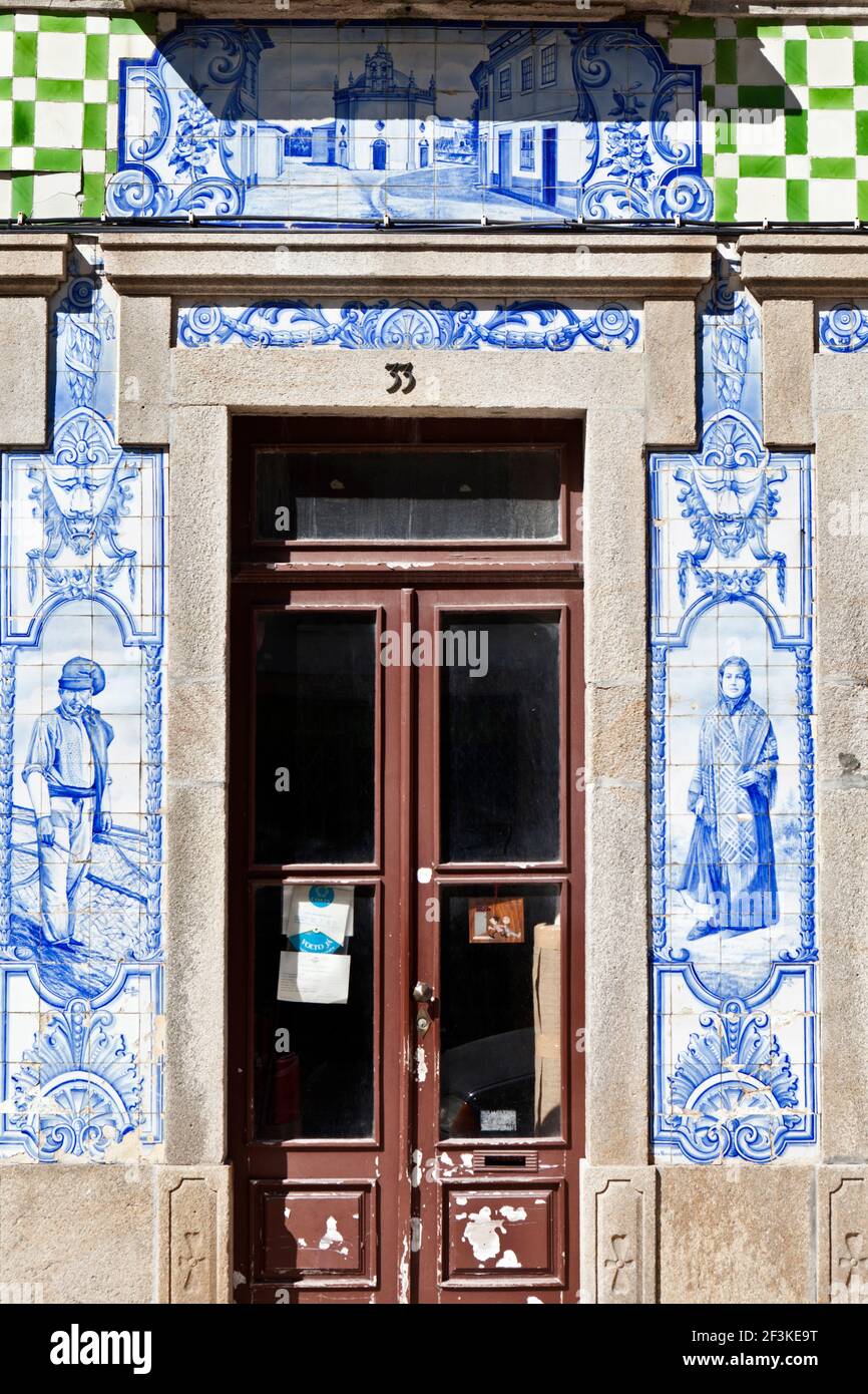 Des tuiles azulejos peintes ornent une porte traditionnelle à Ilhavo, Aveiro, Beira Litoral, Portugal Banque D'Images