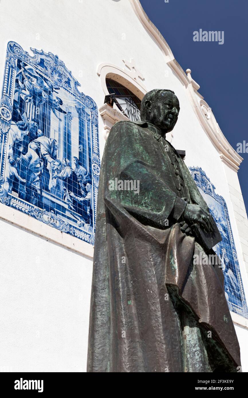 Les panneaux de tuiles azulejos du XIXe siècle bordent la statue de Nossa Senhora da Misericordia à l'extérieur de l'église Misericordia à Aveiro, Portugal (église commune Banque D'Images