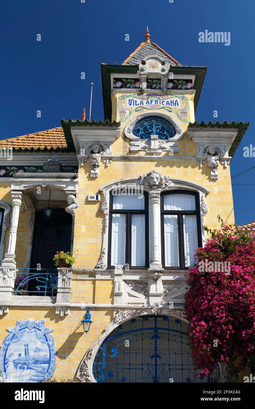Des frises et des décorations de style Art nouveau ornent la façade de cette maison du début du XXe siècle « Vila Africana » à Aveiro, Portugal Banque D'Images
