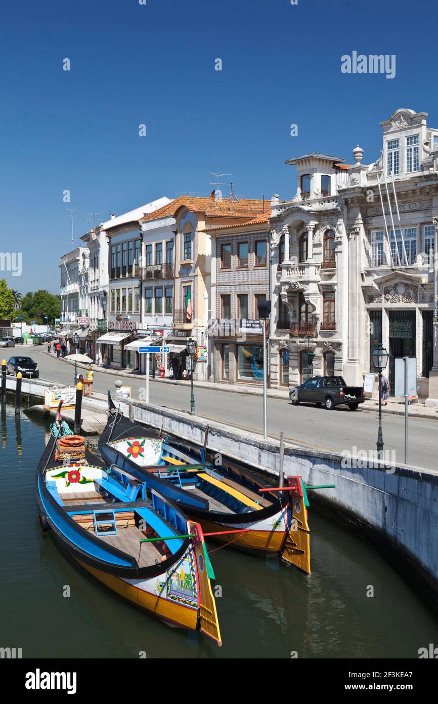 Bâtiments Art Nouveau et moliceiros traditionnels bateaux amarrés sur le canal à Aveiro, Portugal Banque D'Images