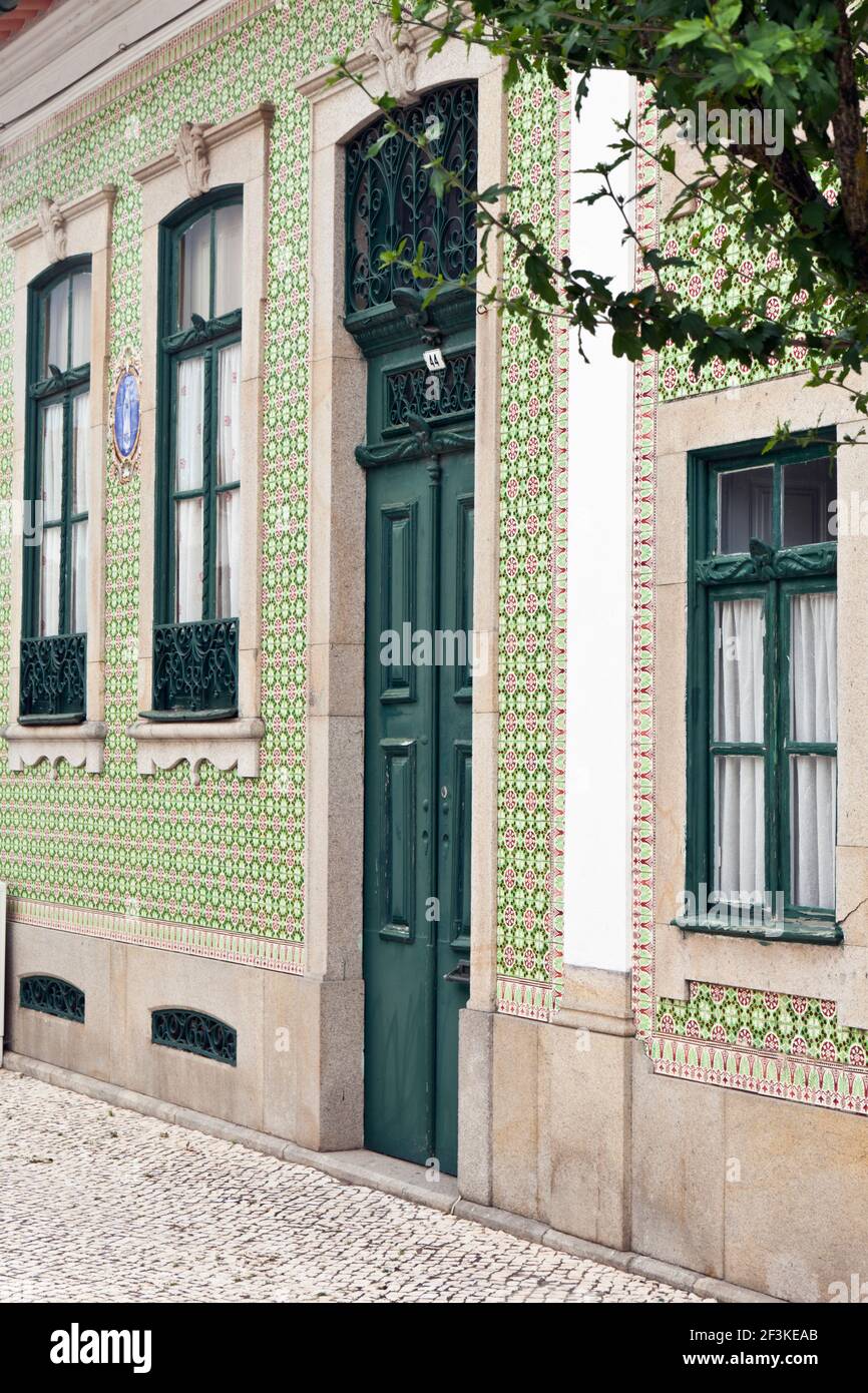 Céramique carreaux azulejos traditionnels ornent la façade d'une maison à Ovar, Beira Litoral, Portugal Banque D'Images