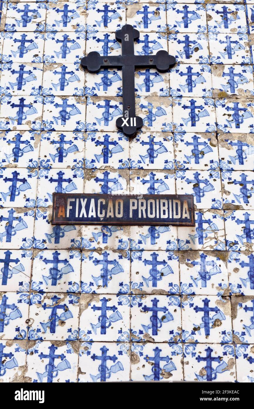 Carreaux azulejos céramique peinte et crucifix ornent la façade d'une église à Ovar, Beira Litoral, Portugal Banque D'Images