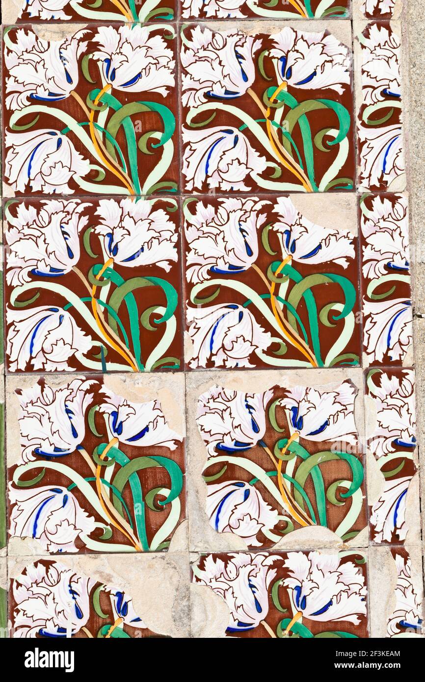 Un exemple de motifs floraux peints sur carreaux azulejos céramique traditionnelle, Gaillard, Beira Litoral, Portugal Banque D'Images