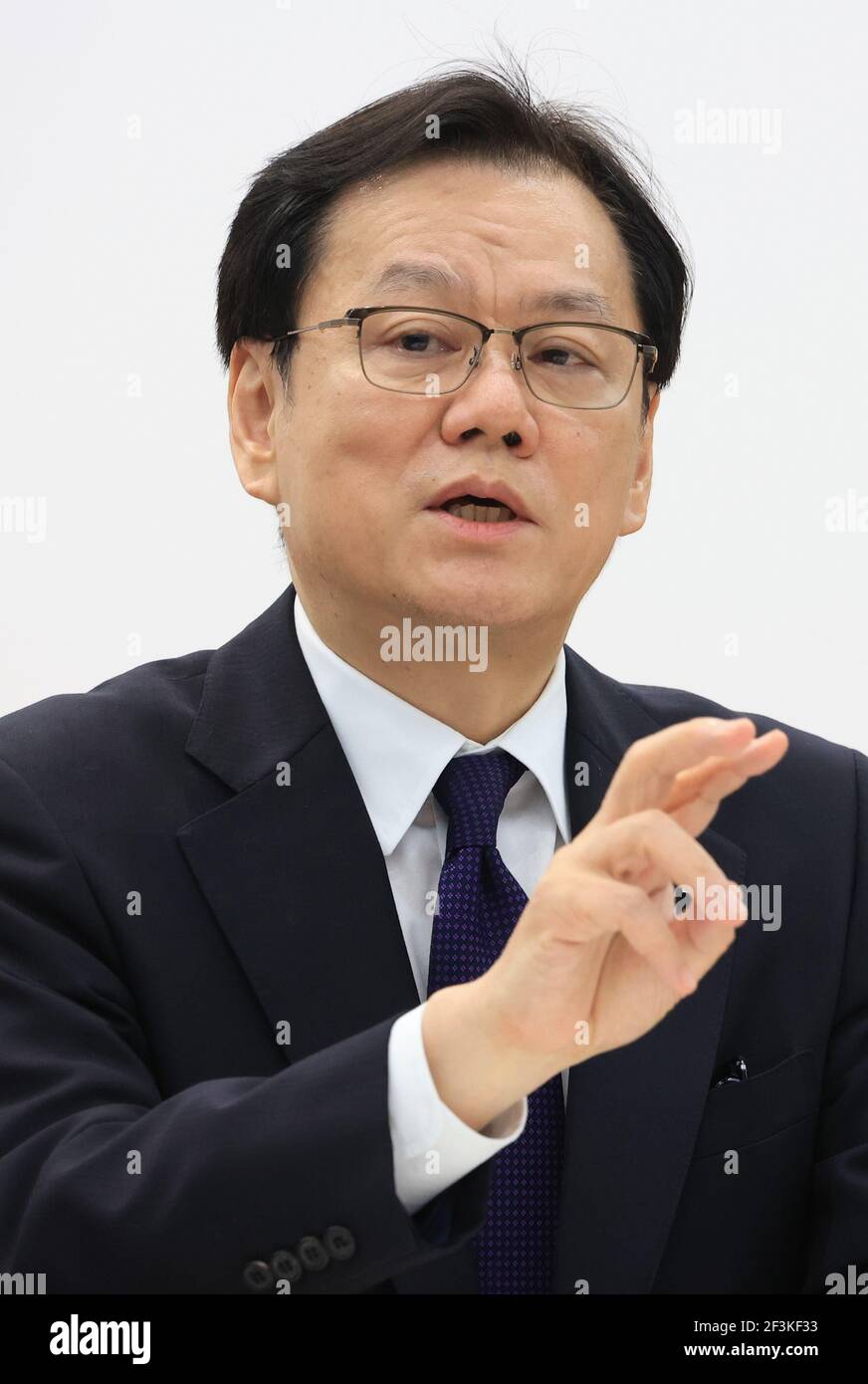 Tokyo, Japon. 17 mars 2021. Tatsufumi Sakai, président du groupe financier de la grande banque japonaise Mizuho, s'exprime devant la presse au siège du groupe bancaire à Tokyo le mercredi 17 mars 2021. Sakai s'est excusé car Mizuho Bank a subi quatre fois un problème système en deux semaines et Mizuho mettra en place un panneau tiers pour inspecter les défaillances du système. Credit: Yoshio Tsunoda/AFLO/Alay Live News Banque D'Images