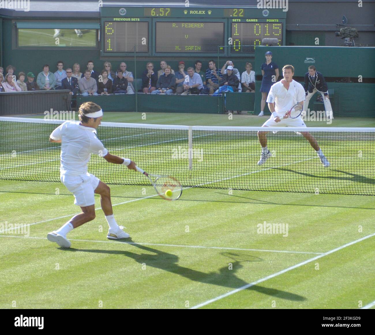 WIMBLEDON 2007 5e JOUR 29/6/07. RODGER FEDERER PENDANT SON MATCH AVEC M.SAFIN PHOTO DAVID ASHDOWN Banque D'Images