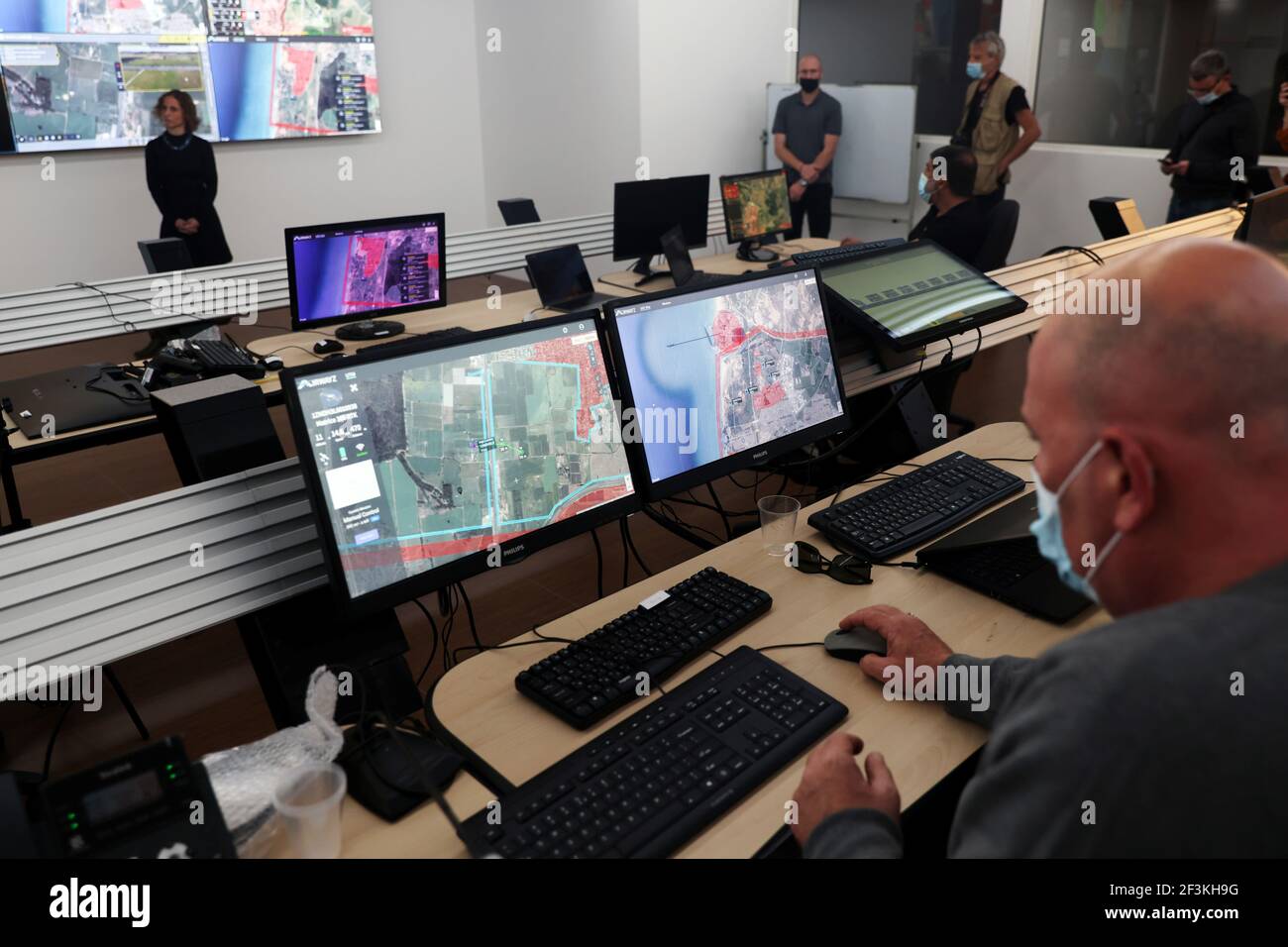 Un homme travaille sur un ordinateur dans un centre de contrôle autonome au cours d'une démonstration dans laquelle des drones de livraison de diverses compagnies ont volé dans un espace aérien commun près de Hadera et ont été gérés par le centre à Haïfa, Israël le 17 mars 2021. REUTERS/Ronen Zvulun Banque D'Images