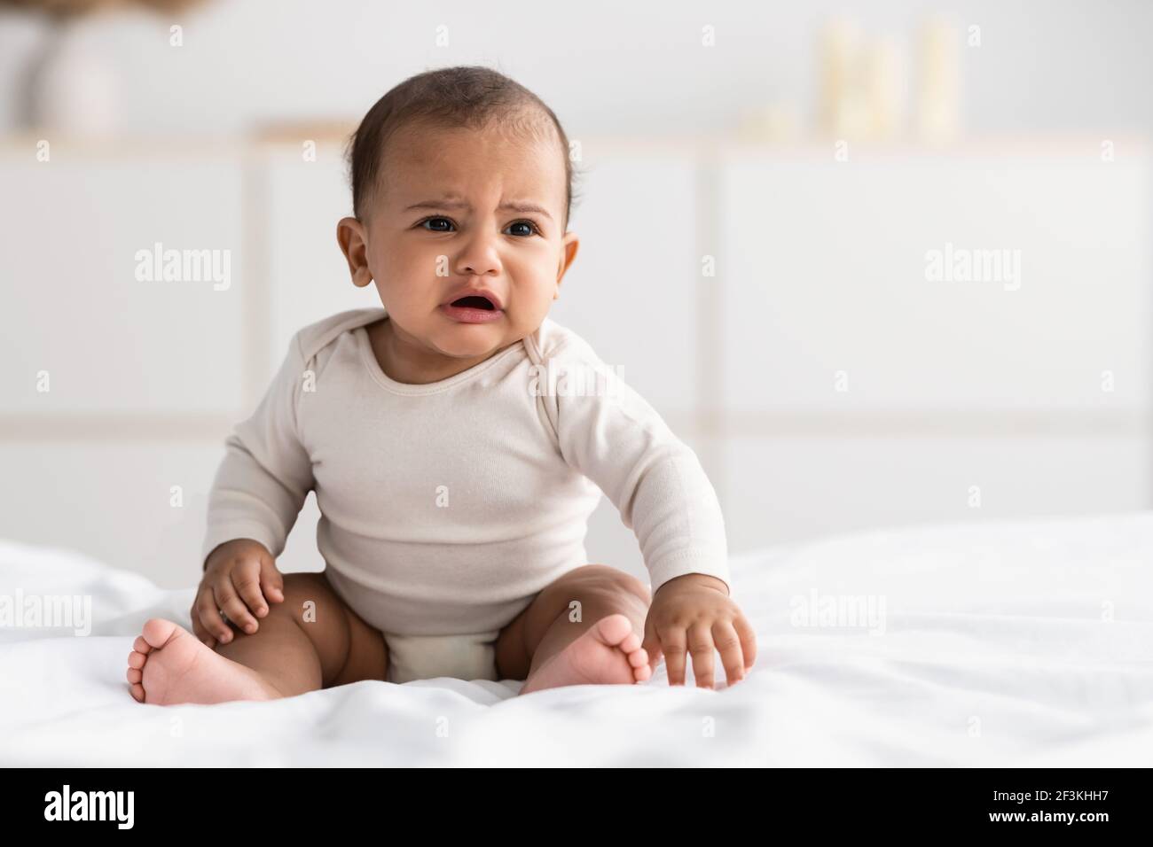 Portrait D Un Bebe Noir Triste Qui Pleure Seul Photo Stock Alamy