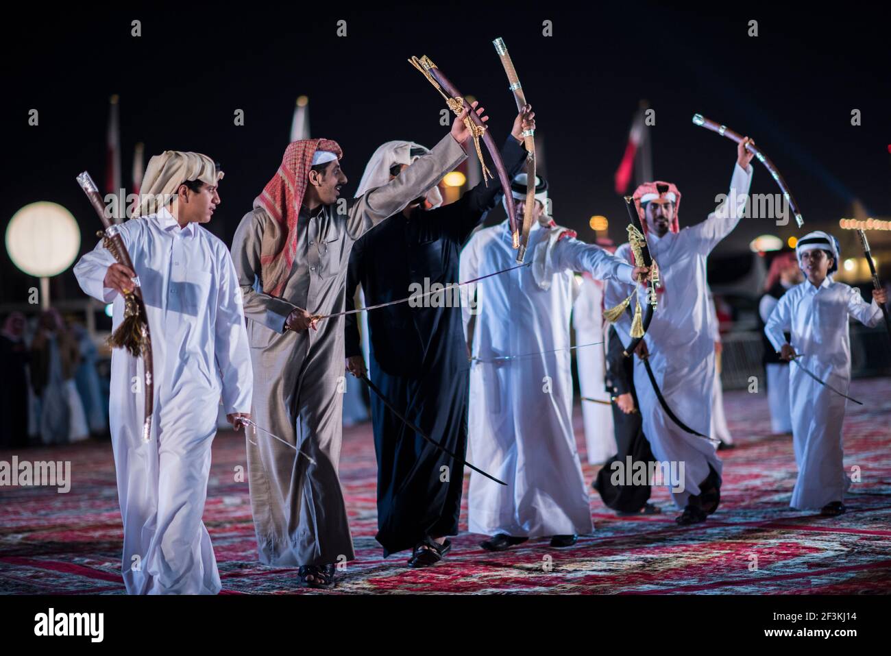 Doha,Qatar-décembre,18,2017: Danse d'épée bédouine traditionnelle pour célébrer la journée nationale du Qatar. Banque D'Images