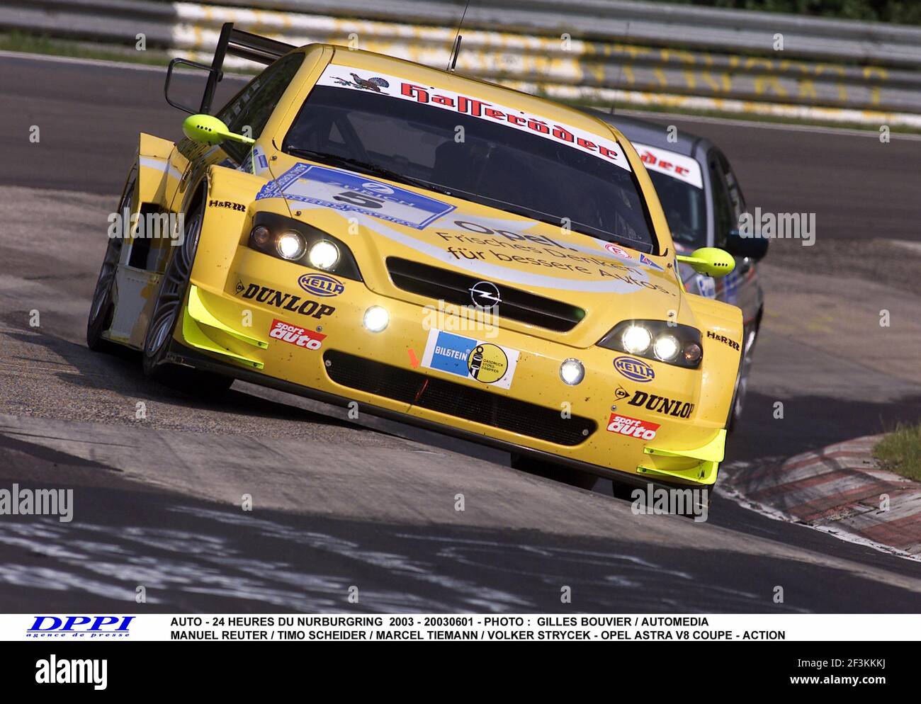 AUTO - 24 HEURES DU NURBURGRING 2003 - 20030601 - PHOTO : GILLES BOUVIER / AUTOMEDIA MANUEL REUTER / TIMO SCHEIDER / MARCEL TIEMANN / VOLKER STRYCEK - OPEL ASTRA V8 COUPE - ACTION Banque D'Images