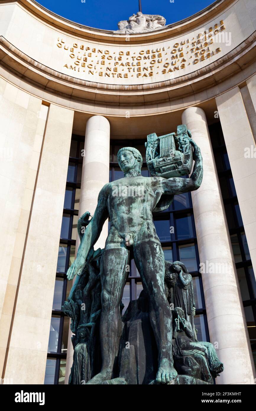 La statue d'Apollon en bronze, avec des citations du poète et philosophe français Paul Valery, se trouve en face de l'aile est du Palais de Chail Banque D'Images