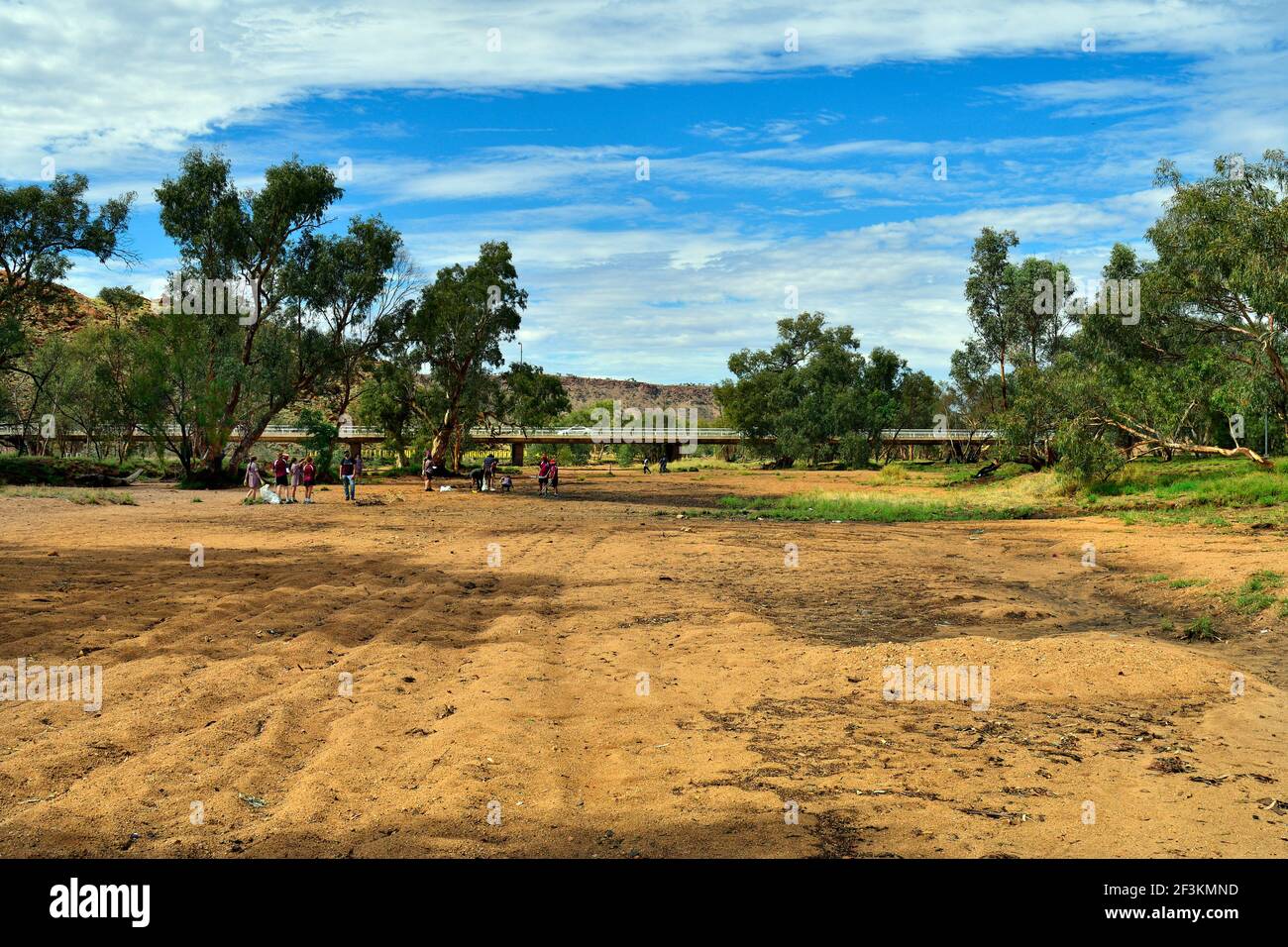 Alice Springs, territoire du Nord, Australie - 16 novembre 2017 : des écoliers non identifiés nettoient la rivière Todd de la litière Banque D'Images