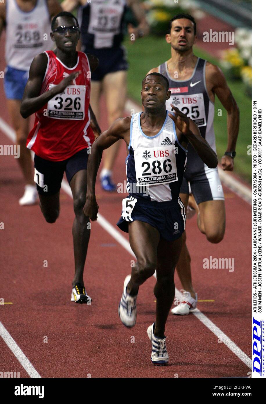 ATHLÉTISME - ATHLETISSIMA 2004 - RÉUNION DE LAUSANNE (SUI) - 06/07/2004 - PHOTO : GERARD BERTHOUD / DPPI 800 M HOMMES - JOSEPH MUTUA (KEN) / GAGNANT - DJABIR SAID-GUERNI (ALG) - YOUSSEF SAAD KAMEL (BHR) Banque D'Images