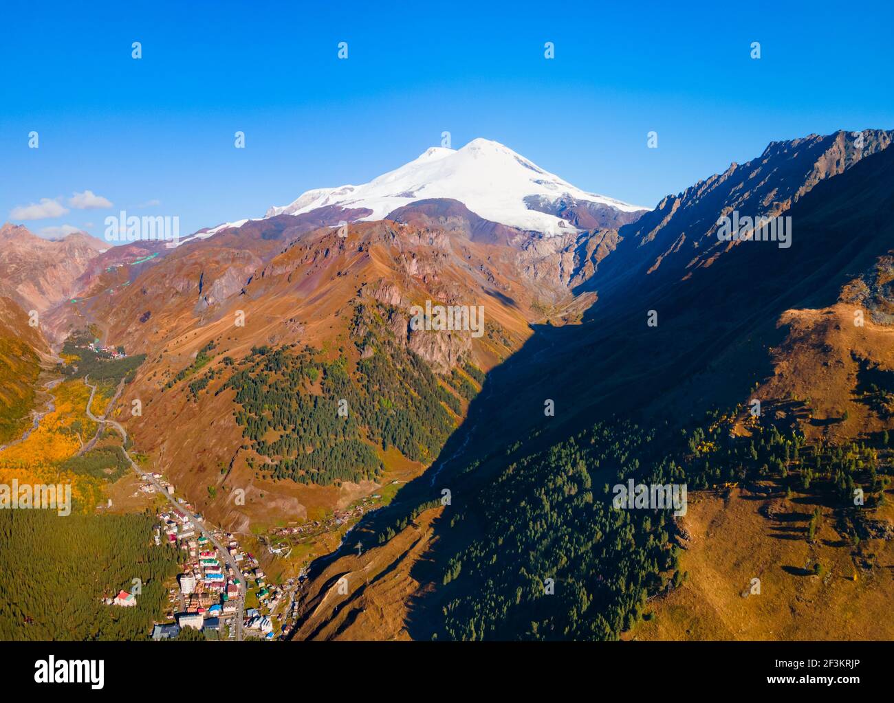 Le mont Elbrus est le sommet le plus élevé et le plus important En Russie et en Europe Banque D'Images