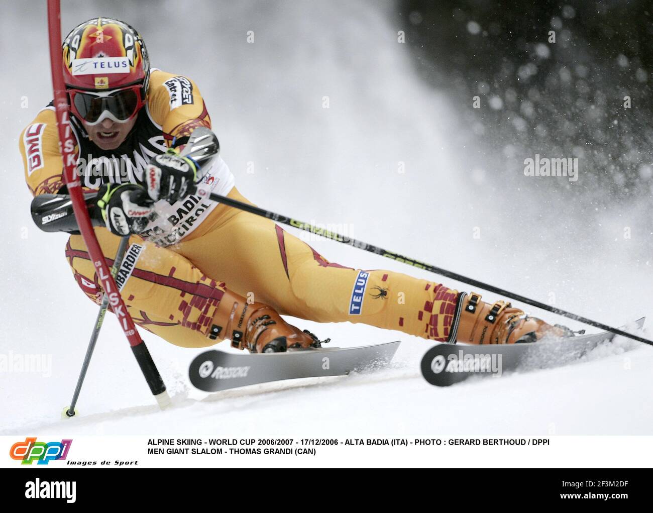 SKI ALPIN - COUPE DU MONDE 2006/2007 - 17/12/2006 - ALTA BADIA (ITA) - PHOTO : GERARD BERTHOUD / DPPI HOMMES SLALOM GÉANT - THOMAS GRANDI (CAN) Banque D'Images