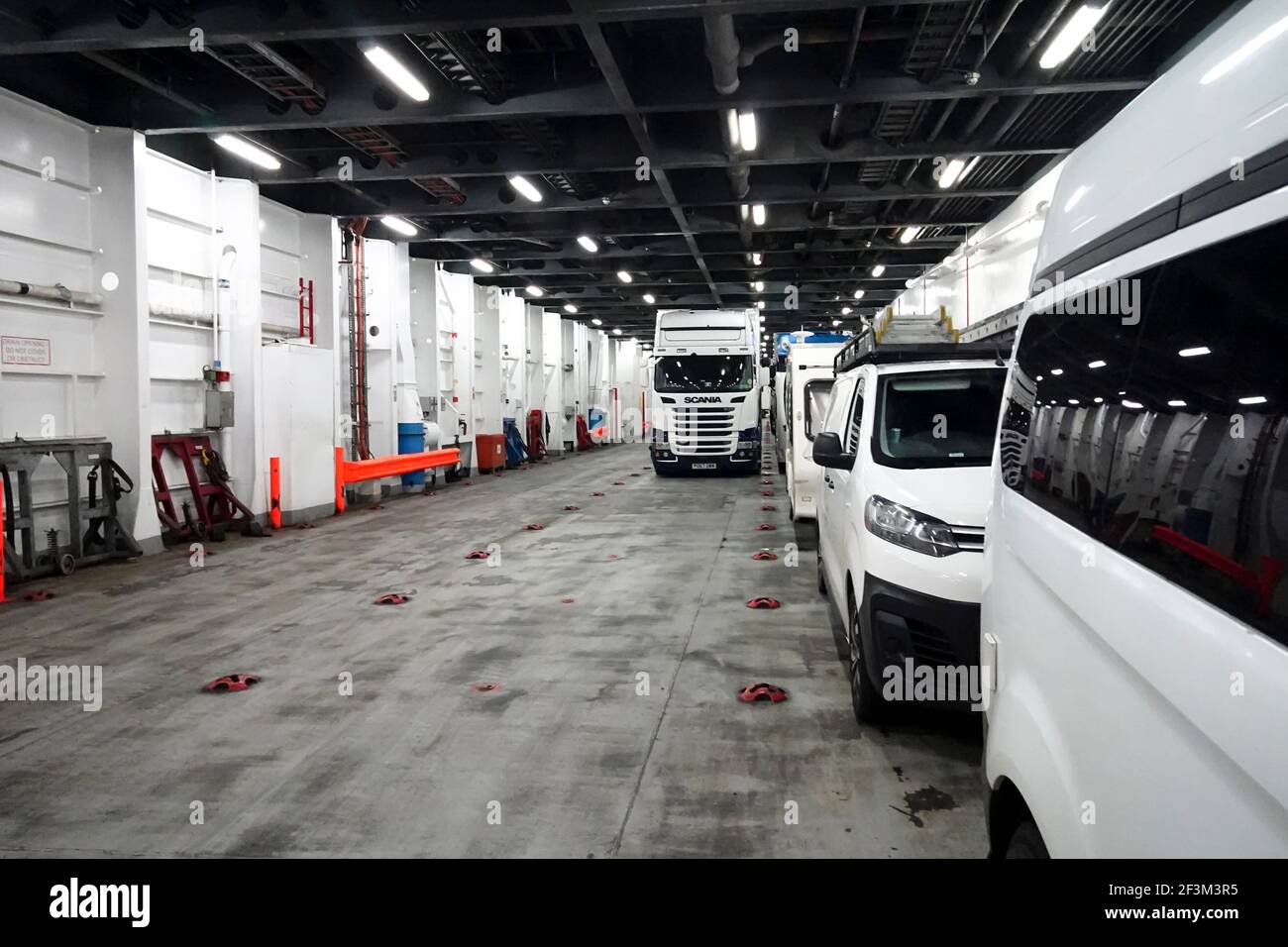 Rouler sur le ferry RoRo Roll Off Banque D'Images