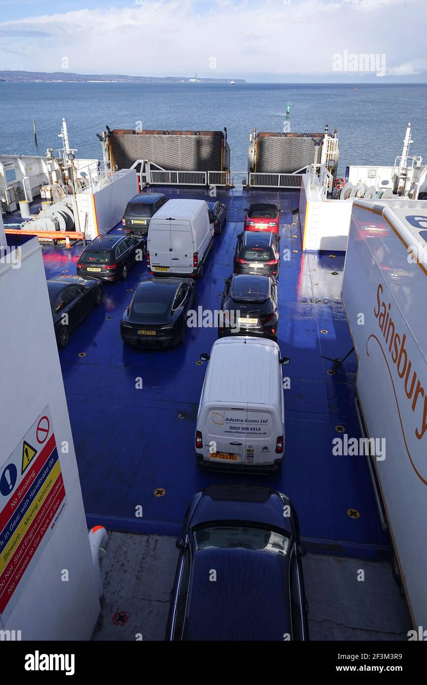 Rouler sur le ferry RoRo Roll Off Banque D'Images