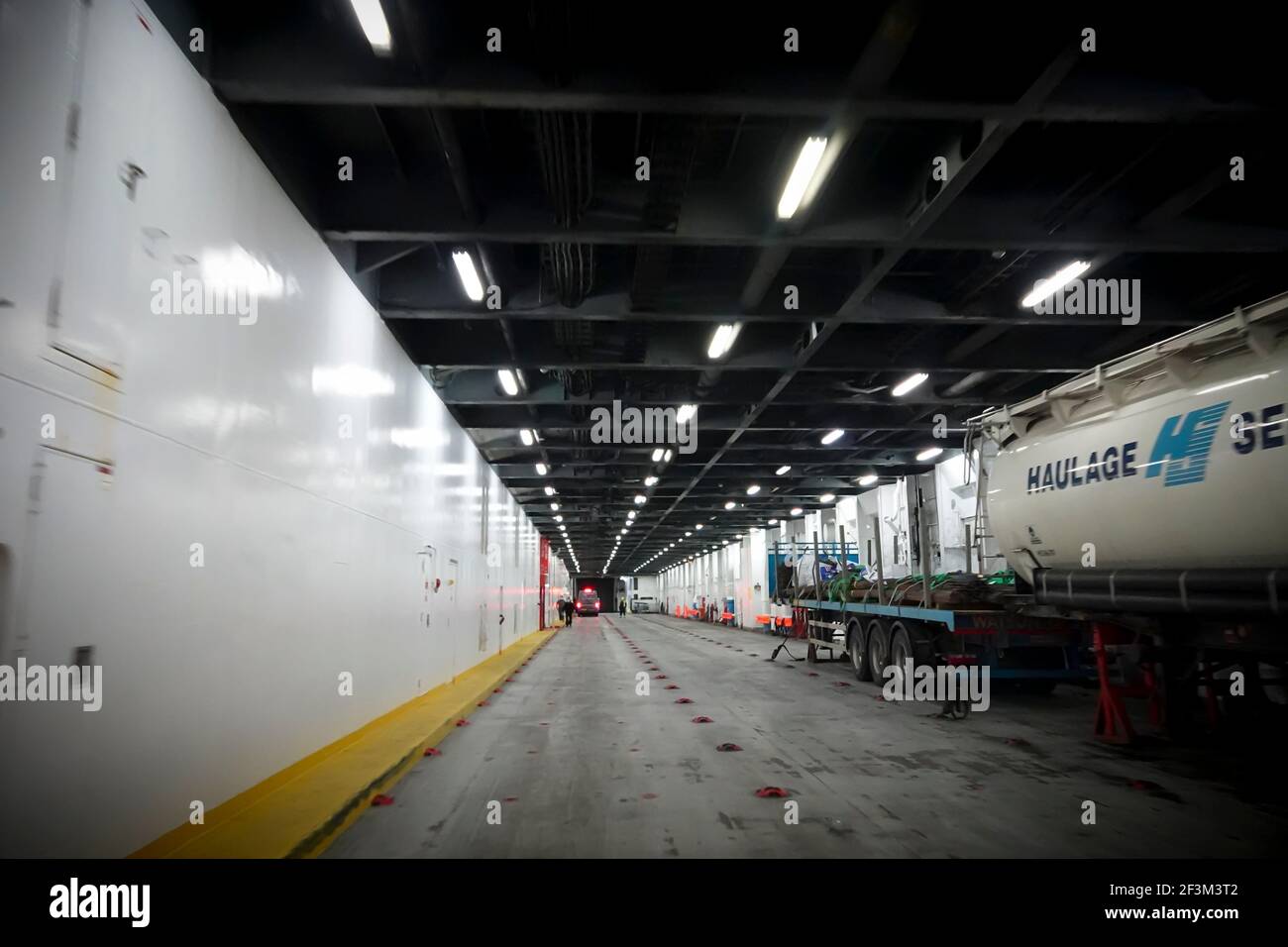 Rouler sur le ferry RoRo Roll Off Banque D'Images