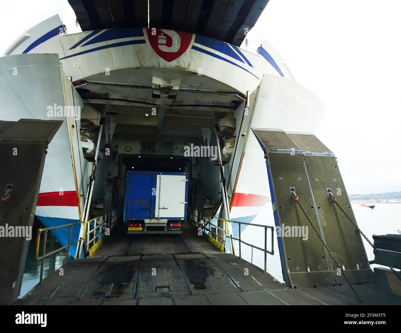 Rouler sur le ferry RoRo Roll Off Banque D'Images
