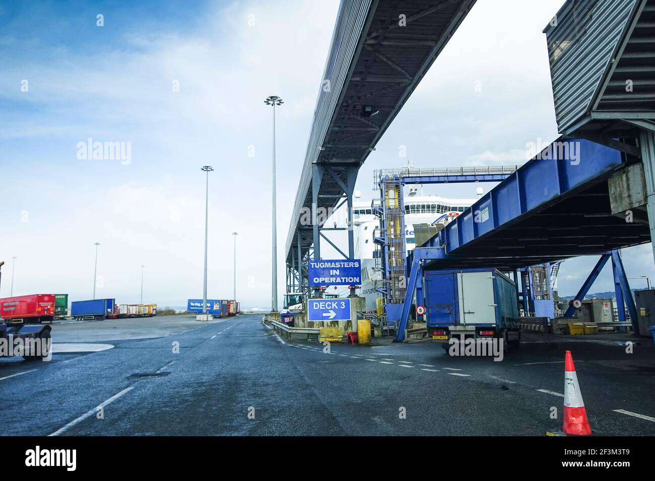 Rouler sur le ferry RoRo Roll Off Banque D'Images