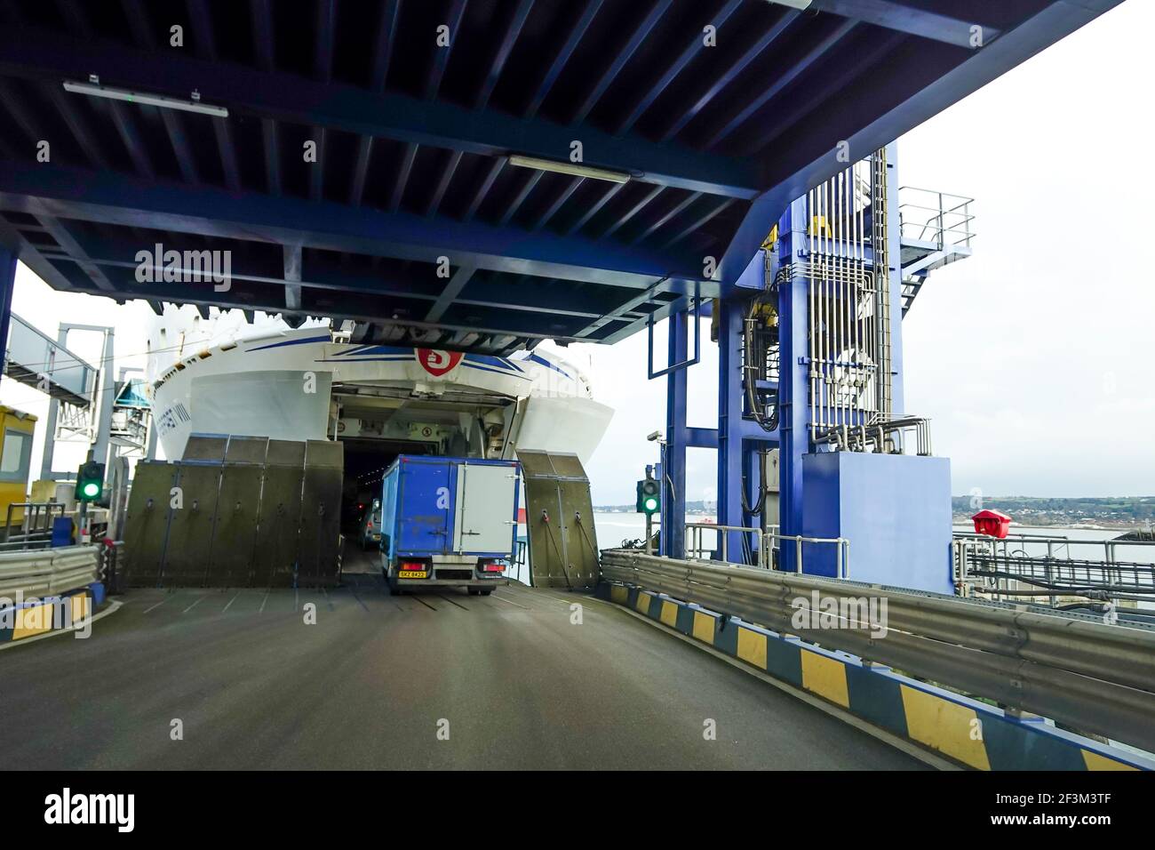 Rouler sur le ferry RoRo Roll Off Banque D'Images