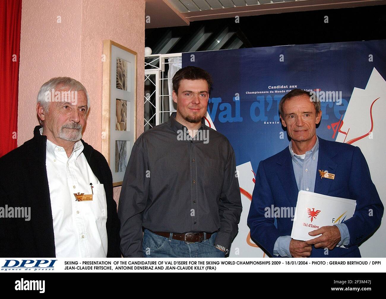SKI - PRÉSENTATION DE LA CANDIDATURE DE VAL D'ISÈRE AUX CHAMPIONNATS DU MONDE DE SKI 2009 - 18/01/2004 - PHOTO : GERARD BERTHOUD / DPPI JEAN-CLAUDE FRITSCHE, ANTOINE DENERIAZ ET JEAN-CLAUDE KILLY (FRA) Banque D'Images