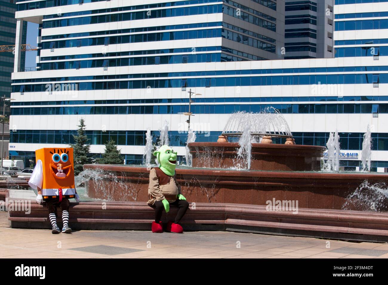 Des artistes vêtus de célèbres personnages de télévision pour enfants attendent des clients sur une fontaine en face du développement de Water Green Boulevard, summerti Banque D'Images
