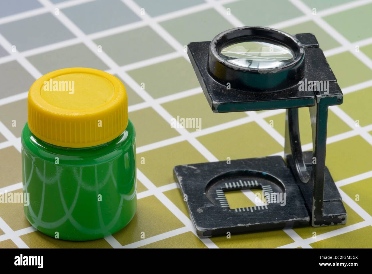 loupe de type fil, sur des échantillons d'échelle de couleur pour l'impression et la lithographie Banque D'Images