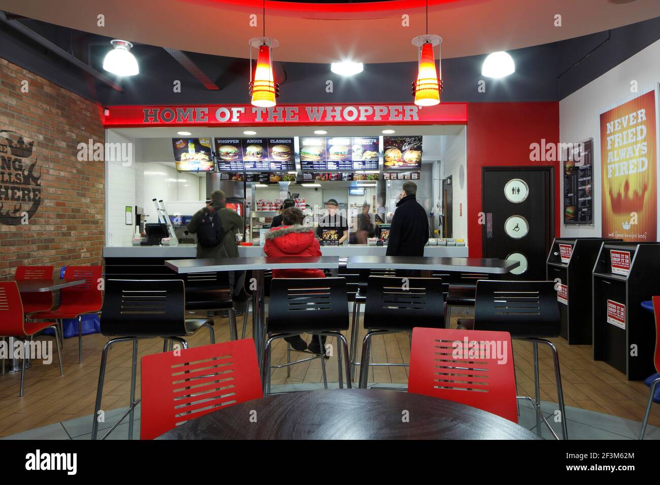 Intérieur Burger King avec vue sur les caisses et la cuisine | AUCUN |  Photo Stock - Alamy