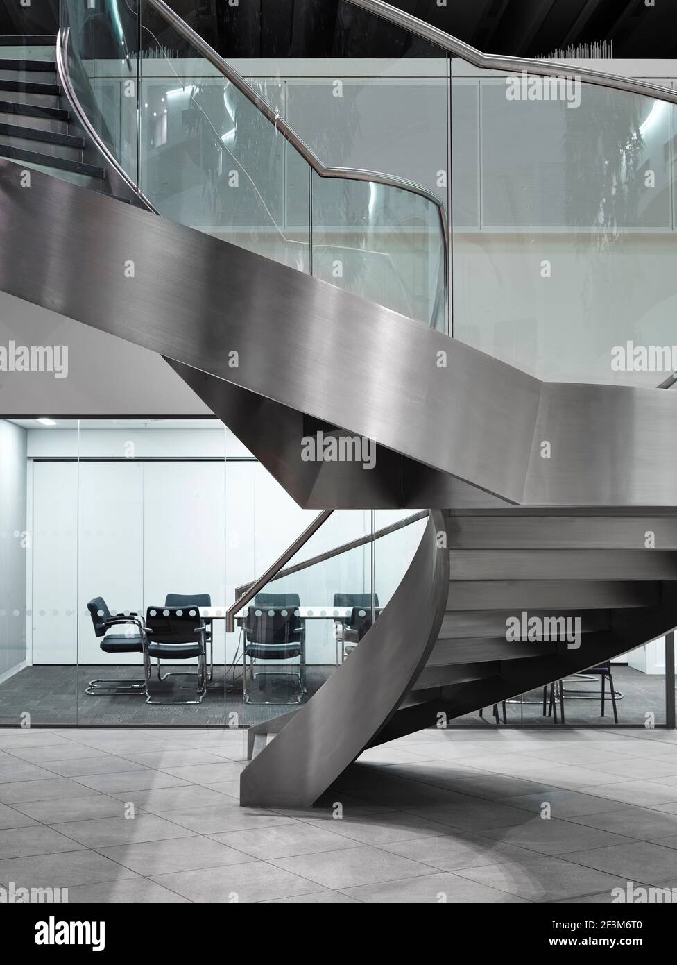 Escalier en acier inoxydable et salle de conférence dans les sièges sociaux de Co-op, 1 Angel Square, Manchester, Angleterre, Royaume-Uni Banque D'Images