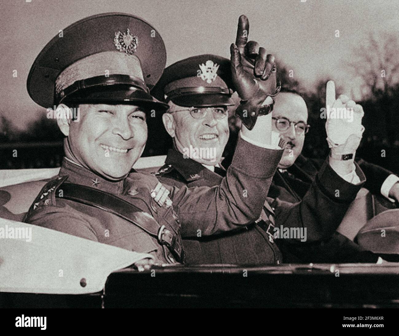 Photo vintage du futur président cubain Fulgencio Batista accompagnée du général des États-Unis Malin Craig à Washington. ÉTATS-UNIS. Novembre 1938 Banque D'Images
