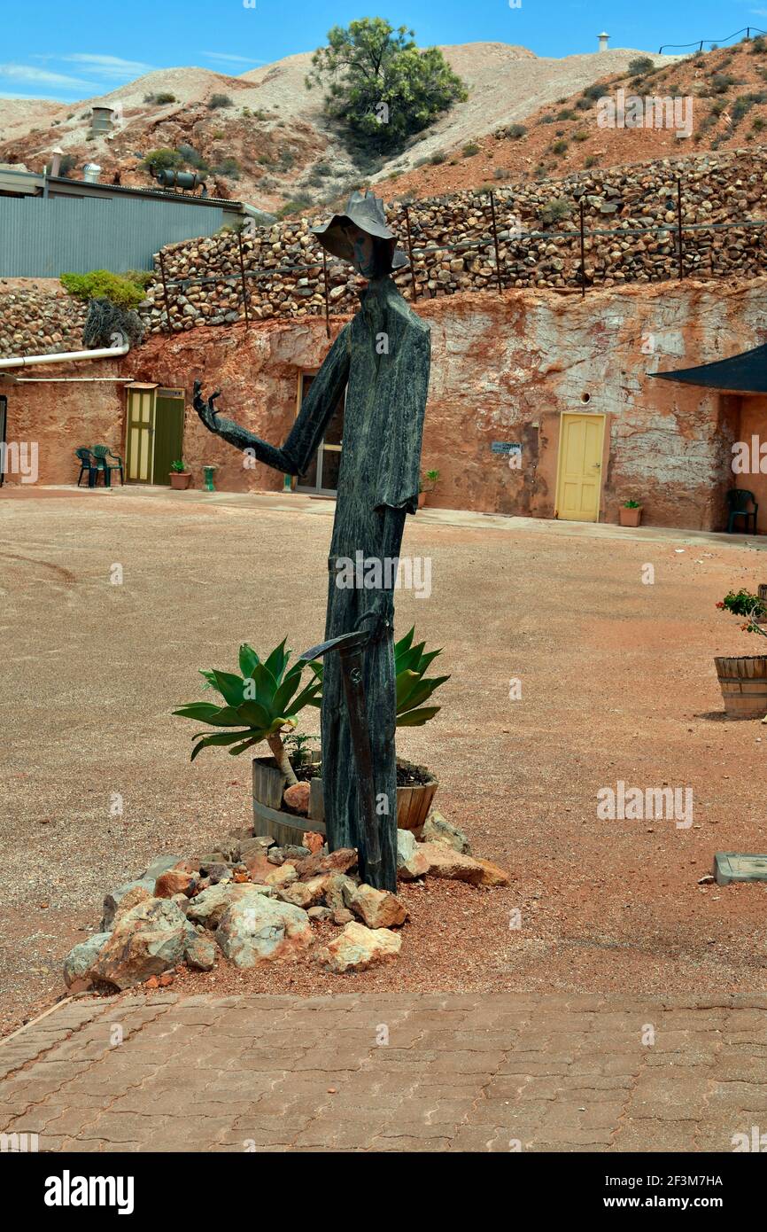 Coober Pedy, sa, Australie - 14 novembre 2017 : sculpture d'art Moden du mineur opale dans le village minier opale en Australie méridionale, Australien, moderne Banque D'Images