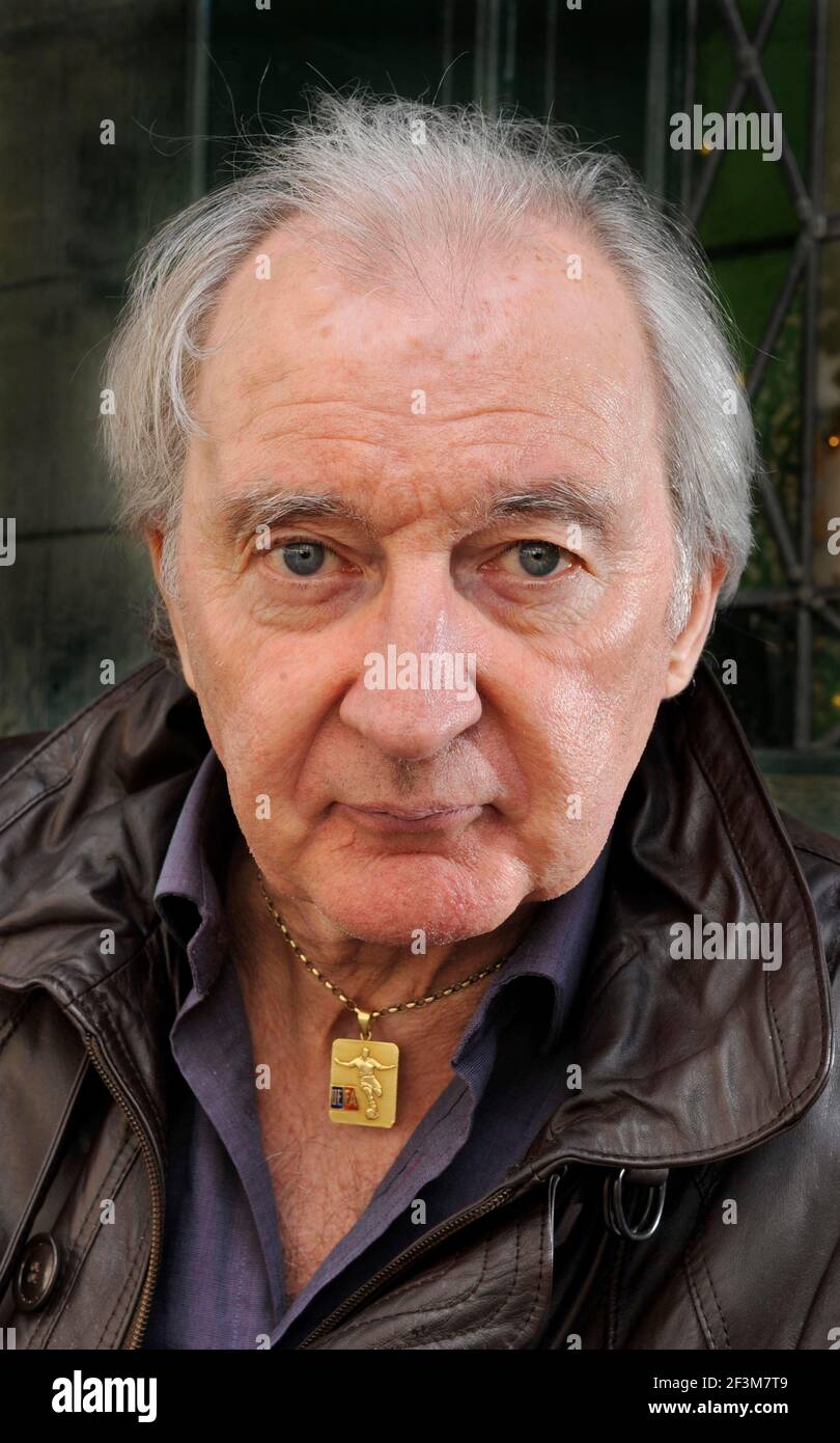 EX STOKE ET LE FOOTBALLEUR DE CHELSEA ALAN HUDSON AVEC SA MÉDAILLE DES VAINQUEURS DE LA COUPE D'EUROPE 1971. 20/4/2010. PHOTO DAVID ASHDOWN Banque D'Images