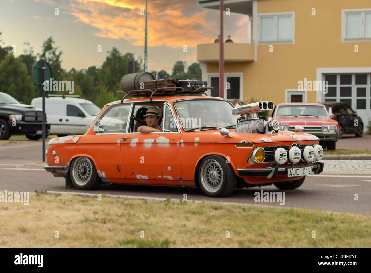 Rattvik, Suède - juillet 27.2013: Classic car week Rttvik - ancienne voiture, BMW 2002 Tii orange. Banque D'Images