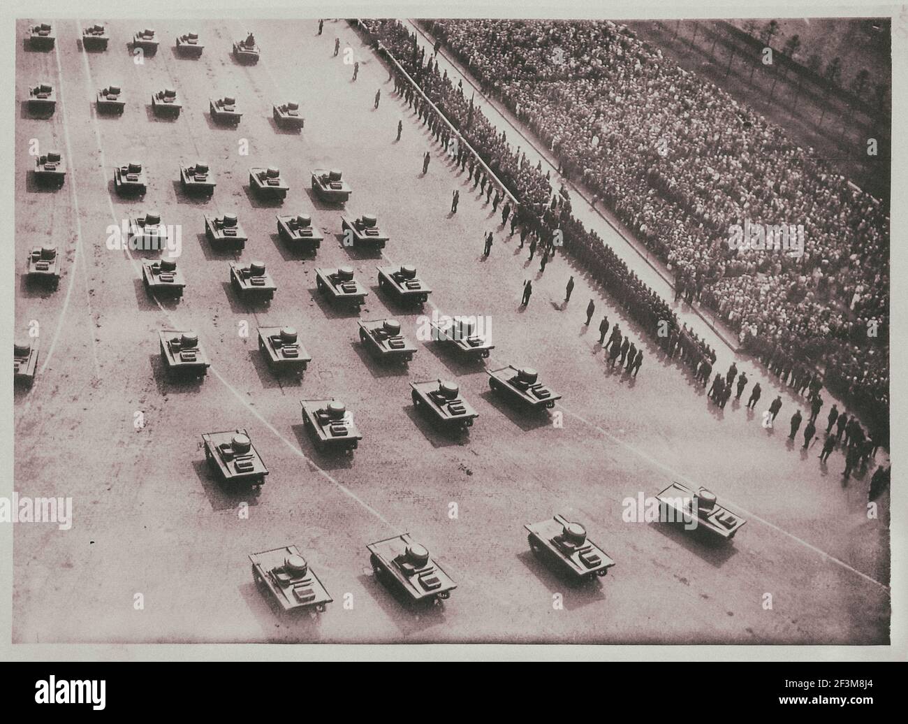 Tank parade Banque de photographies et d’images à haute résolution - Alamy