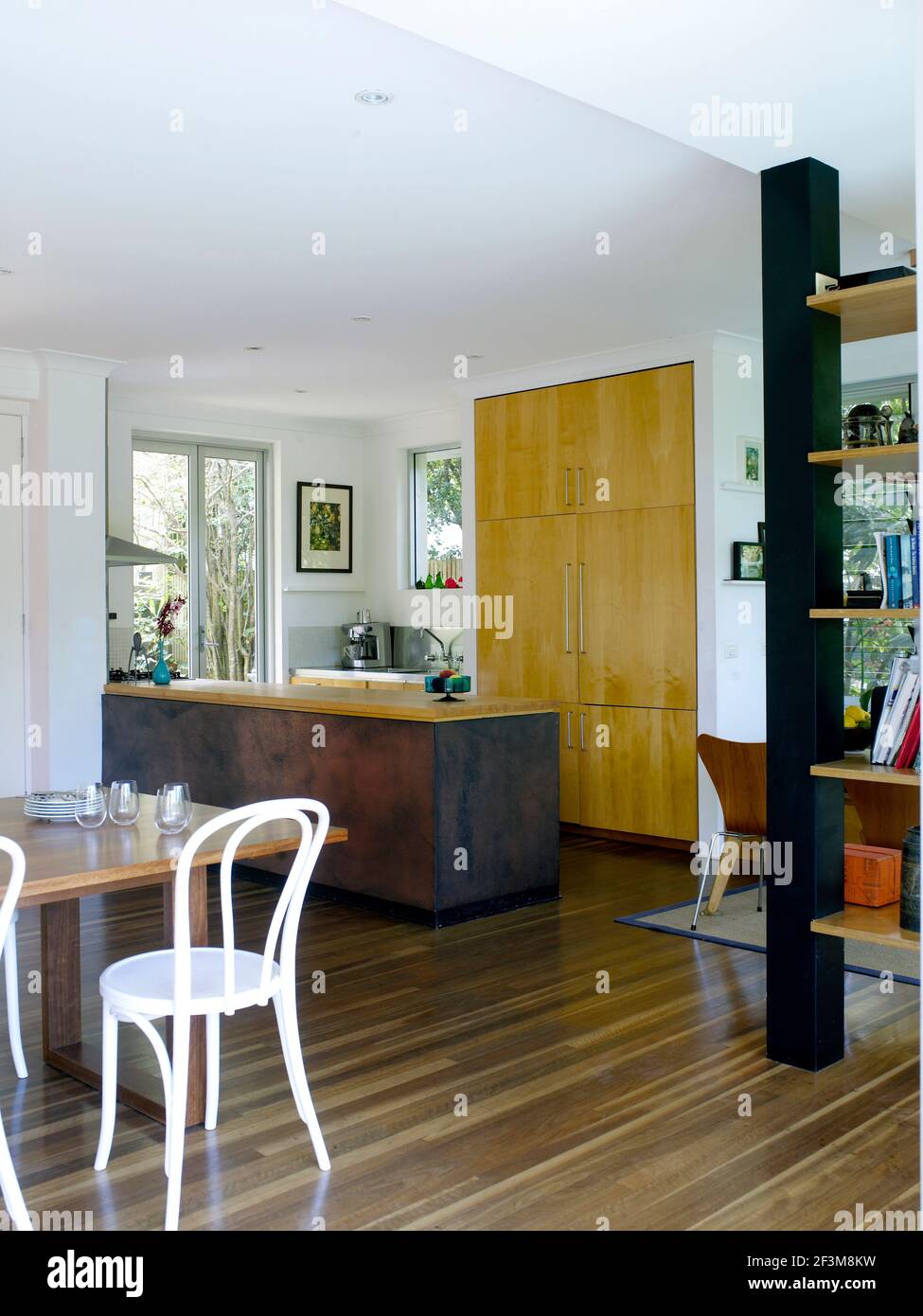 Cuisine américaine et salle à manger dans la maison familiale Castlecrag, Australie Banque D'Images