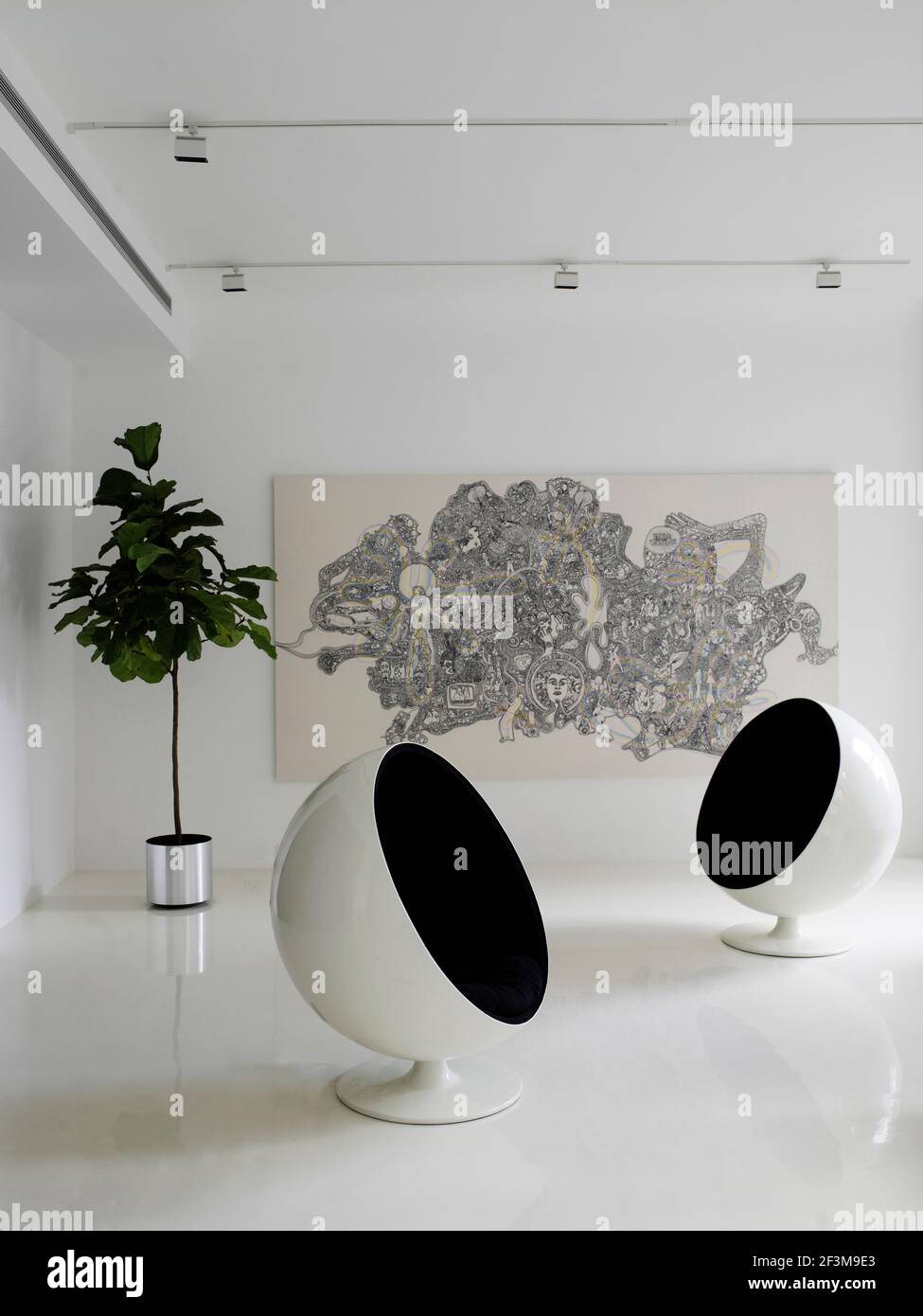 Salon contemporain avec chaises semi-circulaires, œuvres d'art et installation intérieure dans la maison résidentielle américaine. Banque D'Images