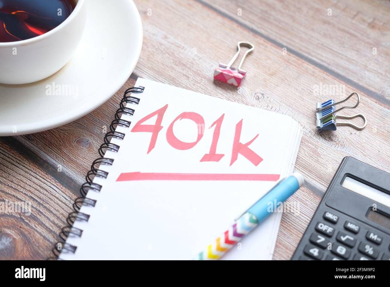 Bloc-notes avec le mot 401k sur fond blanc, gros plan , Banque D'Images