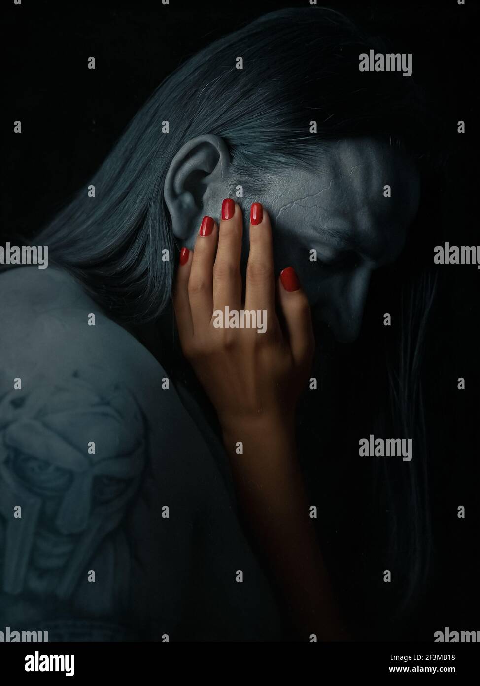 Une main féminine chaude avec une manucure rouge touche le froid fissures mâles de glace de la personne de chaleur avec long cheveux Banque D'Images