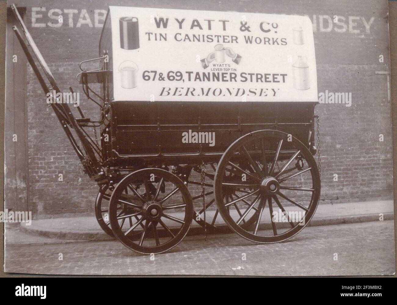 Photo originale du chariot de livraison pour Wyatt & Co Tin Canister Works, 67 et 69 Tanner Street, Bermondsey [Londres] vers 1895 Banque D'Images