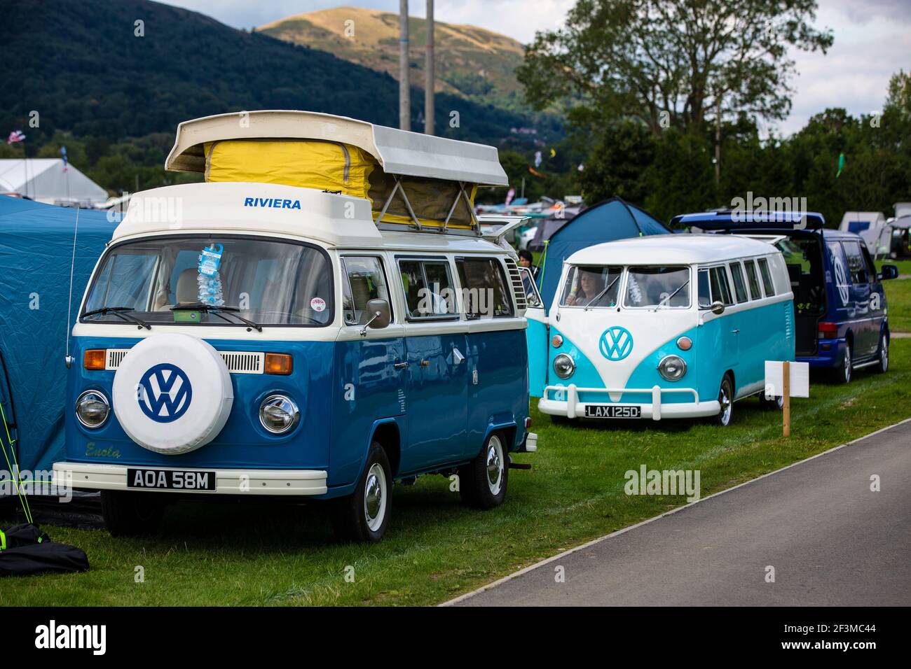 Ein seltener VW bus T2 mit der Riviera-Ausstattung. DAS Aufstelldach vergrößert den Wohnraum in diesem Camperv.Busfest Vanfest Grand Malvern en Angleterre Banque D'Images