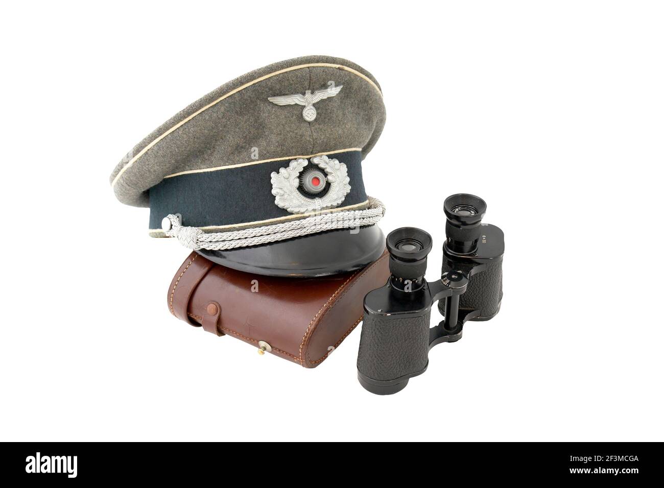 Composition à vie fixe avec casquette de service d'officier allemande vintage (Wehrmacht) et verre de champ populaire (six fois) avec boîte en cuir. Banque D'Images