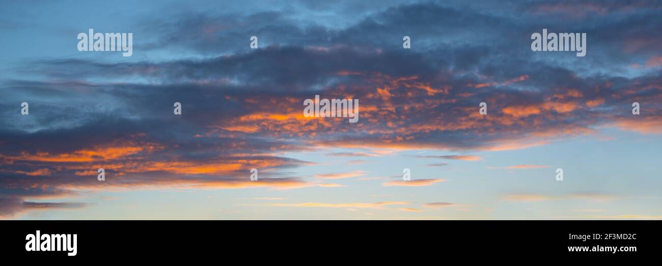 Ciel coloré avec des nuages au coucher du soleil, fond de nature panoramique et bannière web Banque D'Images