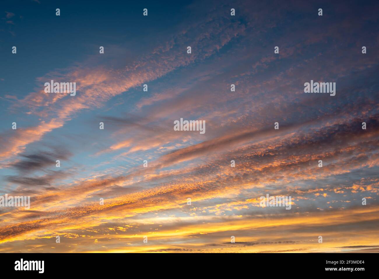 Ciel coloré avec des nuages au coucher du soleil, nature background Banque D'Images